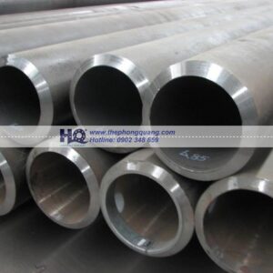 Ống thép đúc liền mạch thép đen, đầu vát mép, được xếp trong kho. Sản phẩm