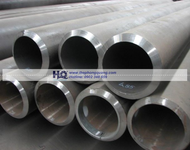 R1020_ong-thep-duc-den Ống thép đúc liền mạch thép đen, đầu vát mép, được xếp trong kho. Sản phẩm