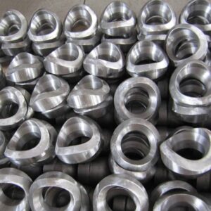 Ảnh chụp nhiều phụ kiện nối nhánh ren Threadolet bằng thép carbon rèn ASTM A105 Class