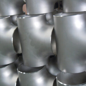 Ảnh chụp thực tế nhiều tê hàn inox đều của thương hiệu Hồng Quang, được xếp