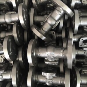 Ảnh chụp cận cảnh lô hàng van một chiều mặt bích chất liệu thép đen, tiêu
