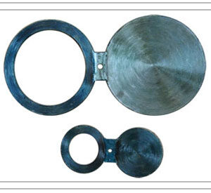 Hình ảnh hai mặt bích mù hình số 8 (spectacle blind flange) bằng thép đen, theo