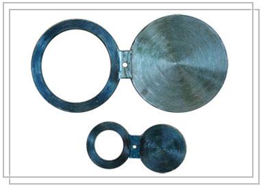 R978_spectacle-blind-flange-ANSI-3 Hình ảnh hai mặt bích mù hình số 8 (spectacle blind flange) bằng thép đen, theo